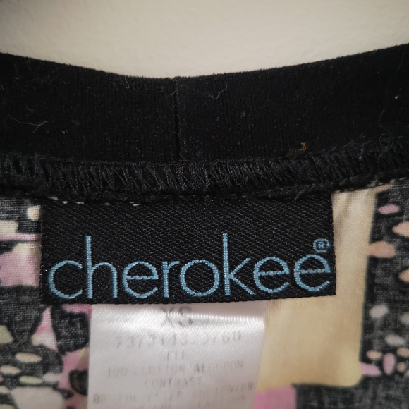 Cherokee women's printed scrub top - Picture 2 of 3